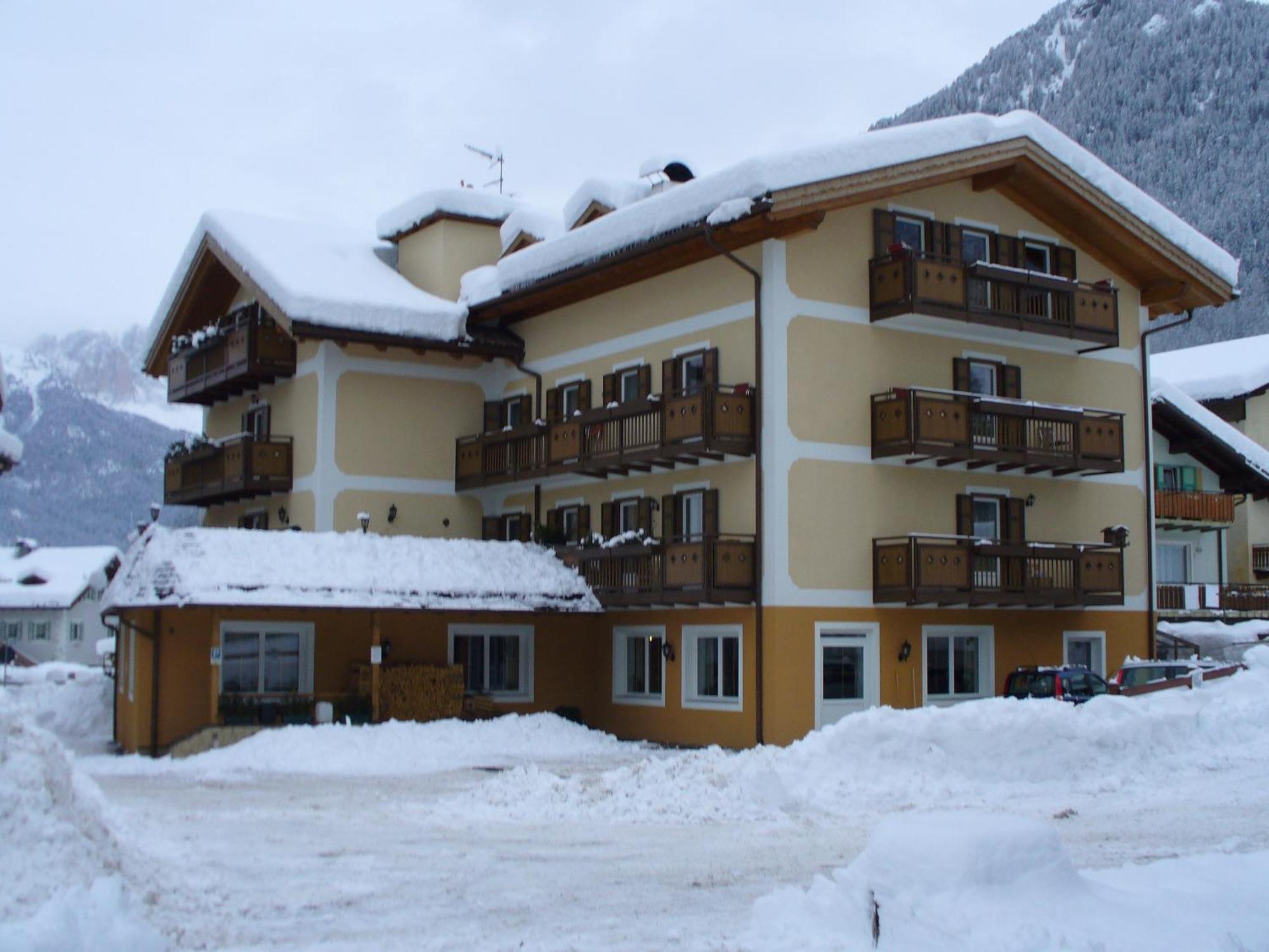 Hotel El Geiger Pozza di Fassa Esterno foto