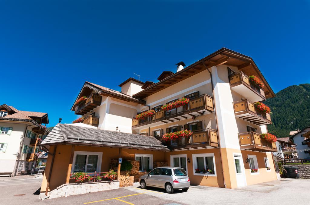 Hotel El Geiger Pozza di Fassa Esterno foto